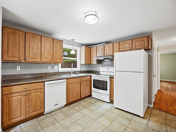 4th image of 190 Fox Hill Rd