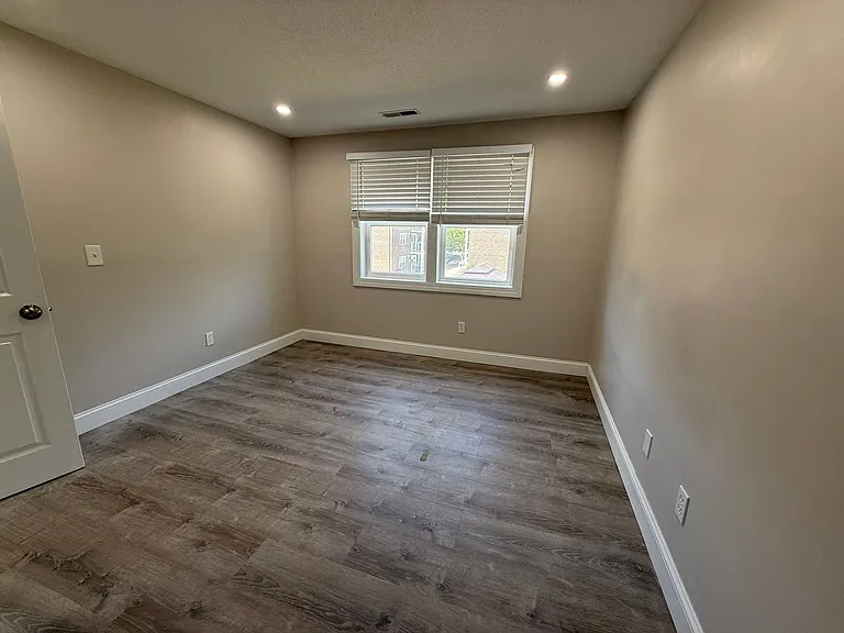 Pondsview Apartments — Photo 95