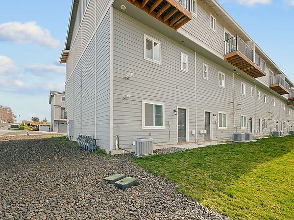 2nd image of 2600 Racquet Ln #28