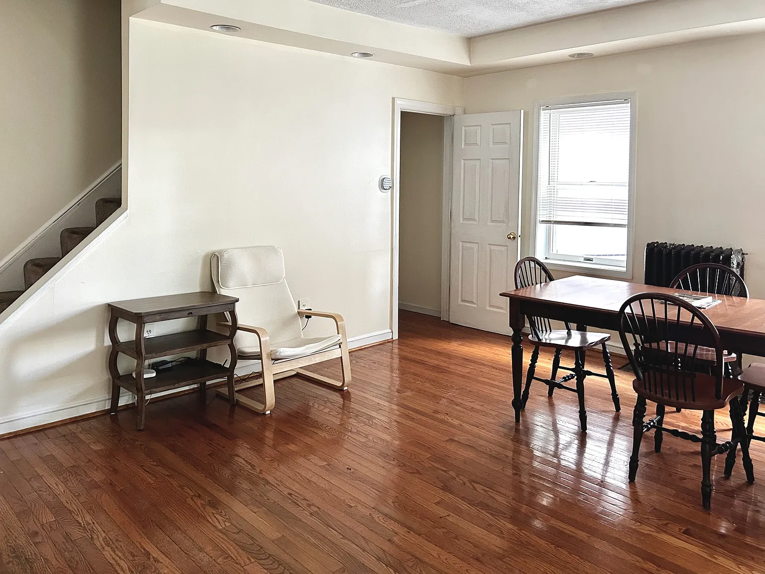 3 bed, 2400 sqft, $825 — Photo 2