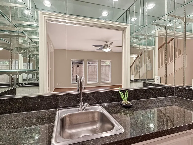 2413 Potomac Dr #D — Photo 7