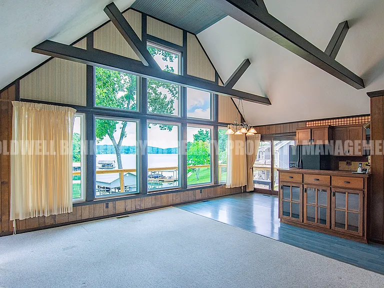 165 Lakeshore Ct — Photo 17