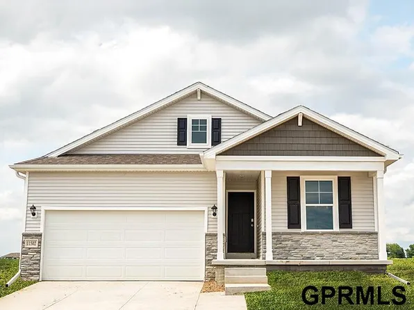 11511 Stony Point Dr, Papillion, NE 68046