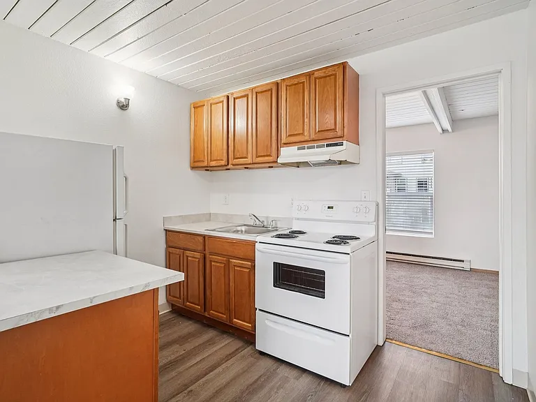 Brentwood Apartments — Photo 10