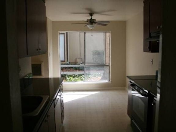 KITCHEN OPEN TO DINING AR