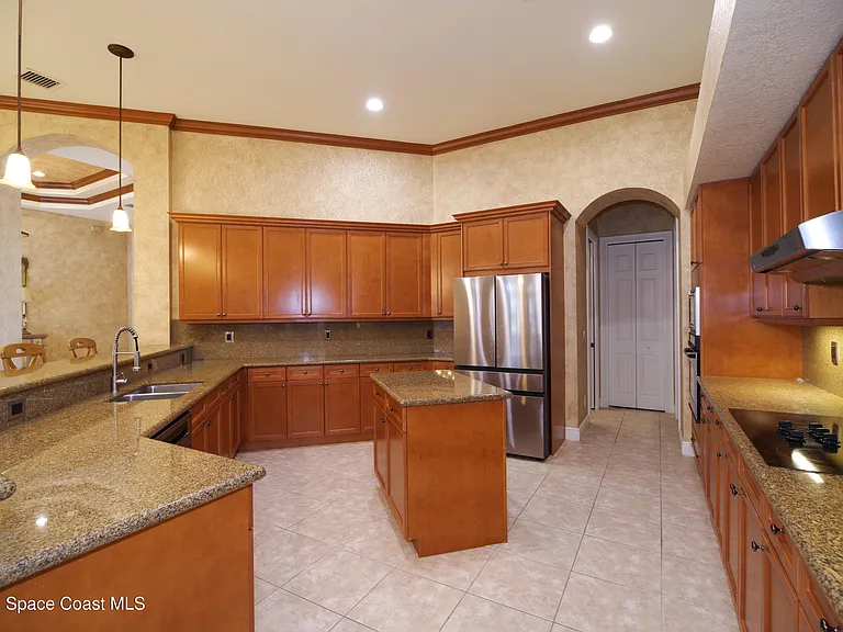 9400 Scarborough Ct — Photo 11
