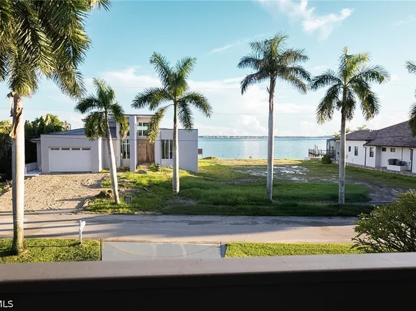 647 Coral Dr, Cape Coral, FL 33904