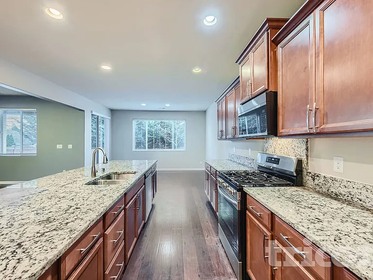 3322 Nova St NE — Photo 8