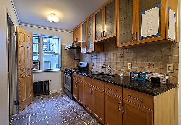 3rd image of 118 Mulberry St APT 3R