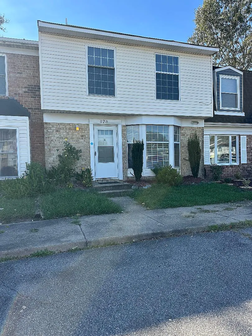 3 bed, 1.5 bath, 1320 sqft, $1,795 — Photo 1