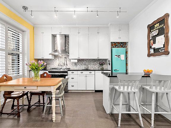 5th image of 210 W 21st St APT 3RW