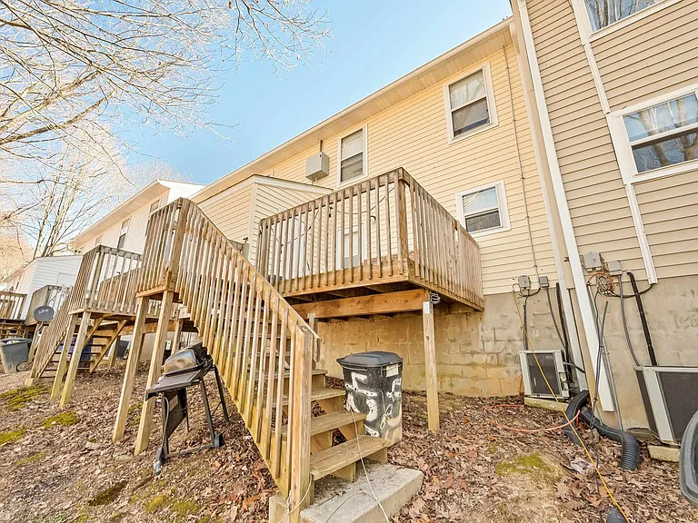 425 Janie Ln — Photo 2
