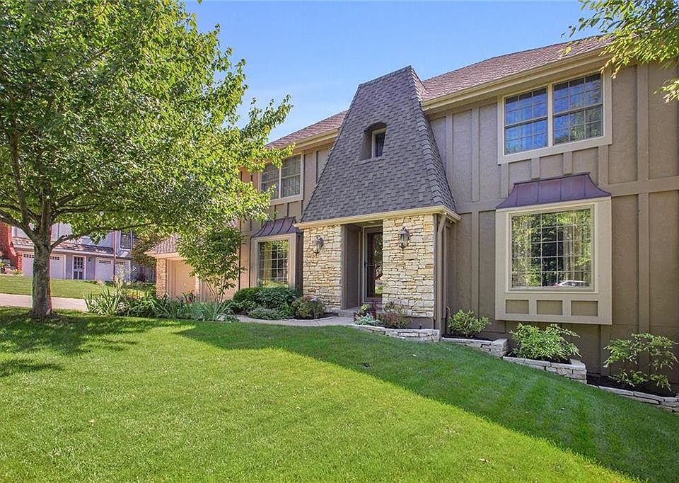 Excellent curb appeal!