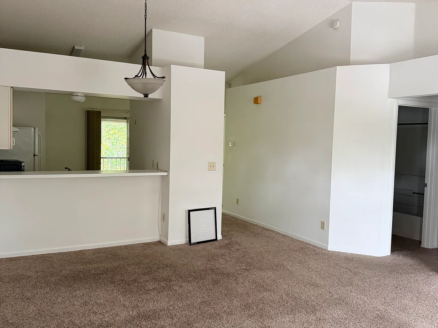 2 bed, 975 sqft, $1,400 — Photo 2