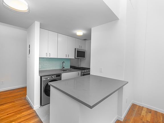 4th image of 127 E 34th St #101