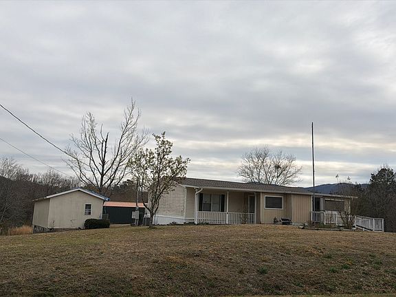 3rd image of 875 Mountain Crest Dr