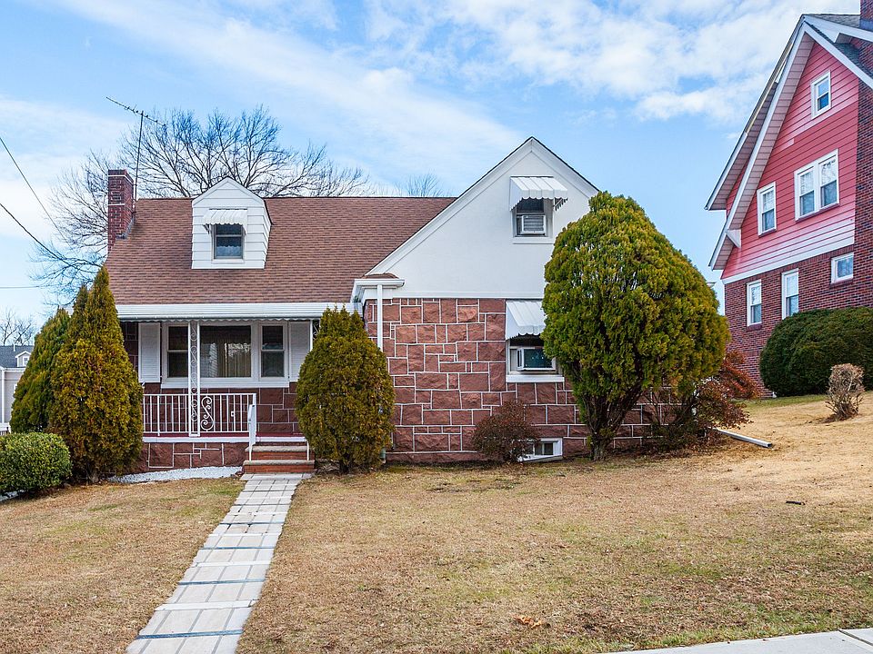 1st image of 32 De Vausney Pl