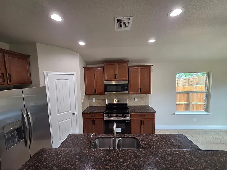 5202 Dauphin Dr — Photo 7