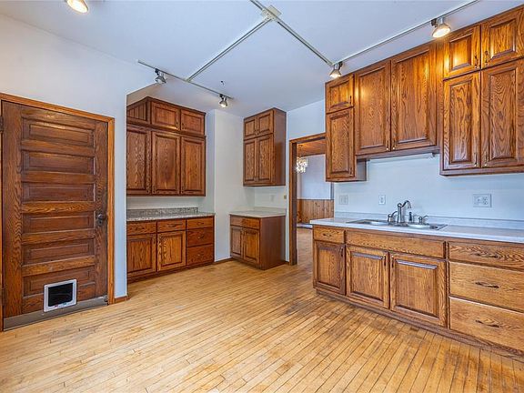 5th image of 211 W 2nd Street