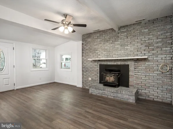 1636 Shady Side Dr, Edgewater, MD 21037