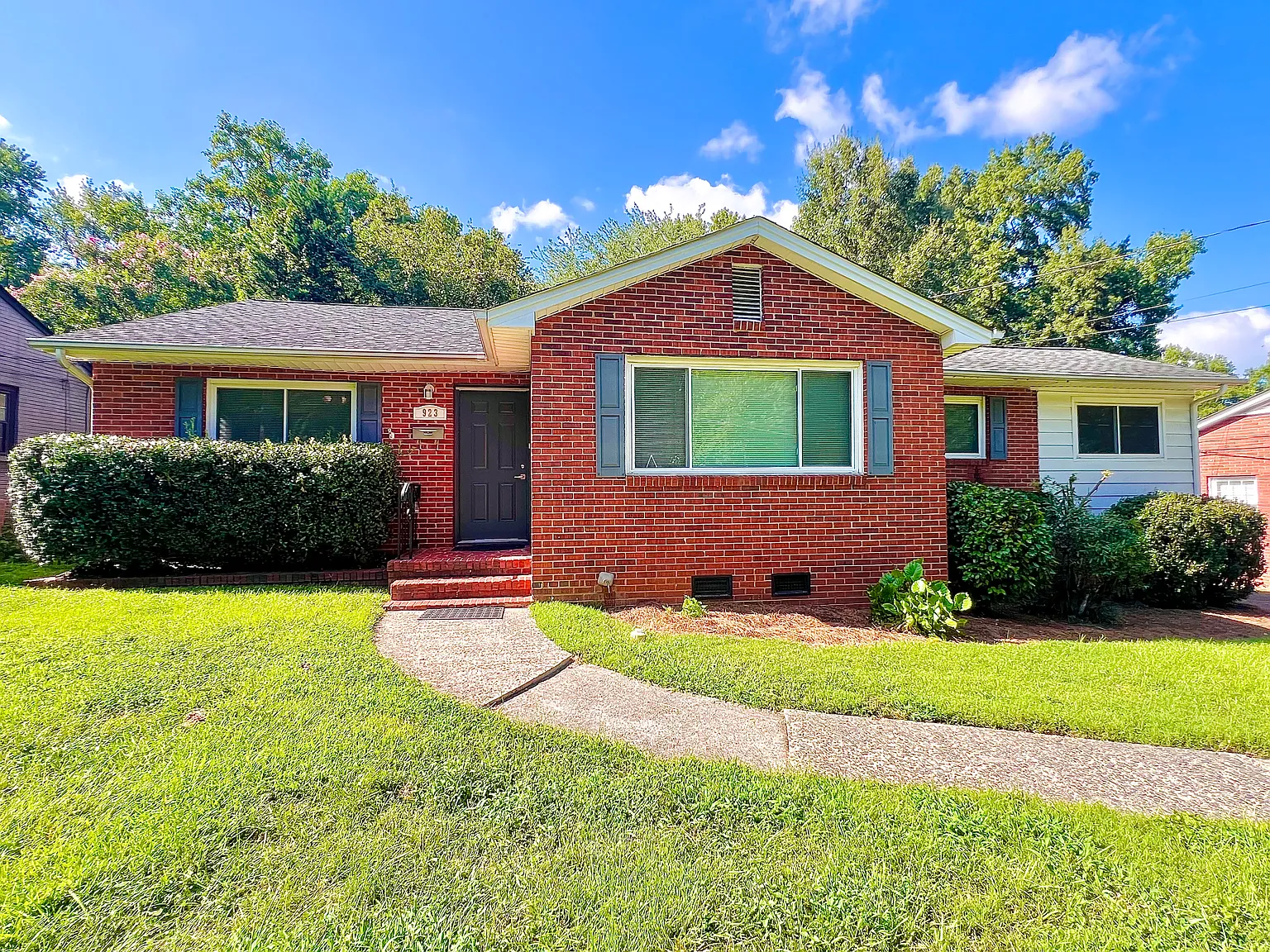 3 bed, 1.5 bath, 1512 sqft, $2,300 — Photo 2