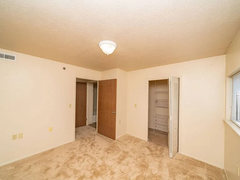 Windmill Lakes Apartments — Photo 12