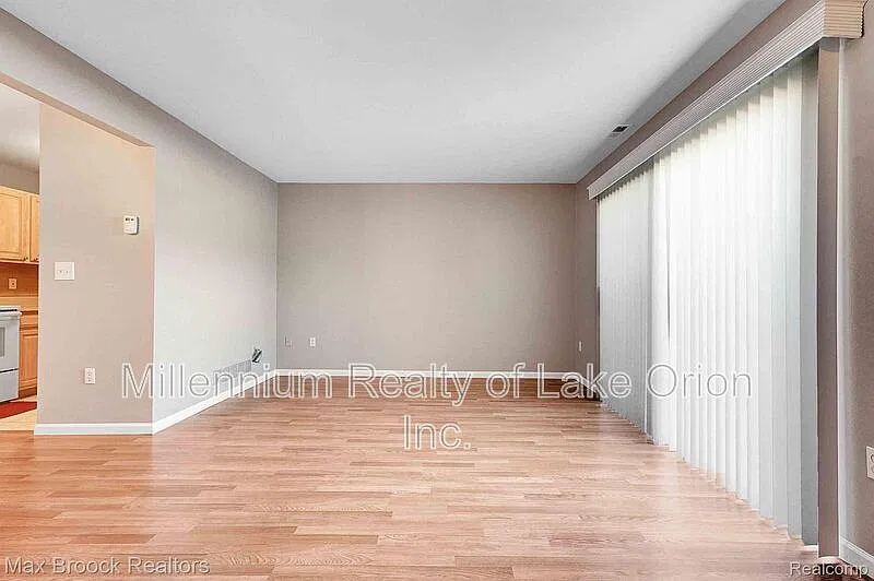 2 bed, 1.5 bath, 1120 sqft, $1,400 — Photo 3