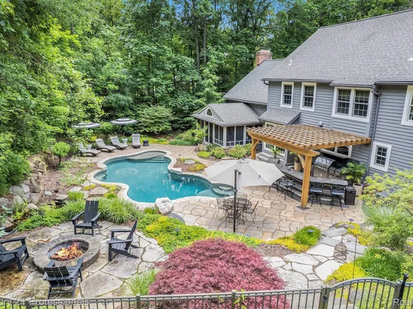 7220 Hillside Dr, Clarkston, MI 48346