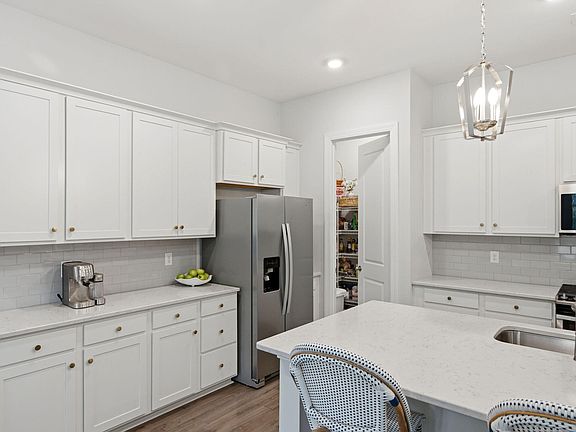 3rd image of 3012 Emma Ln