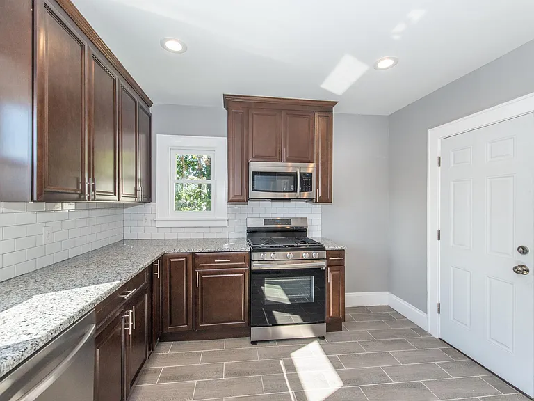 114 Sheridan Ave — Photo 4