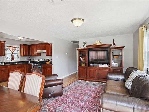 3rd image of 742 Huntlee Dr