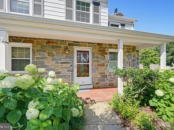 3rd image of 16818 Briardale Rd