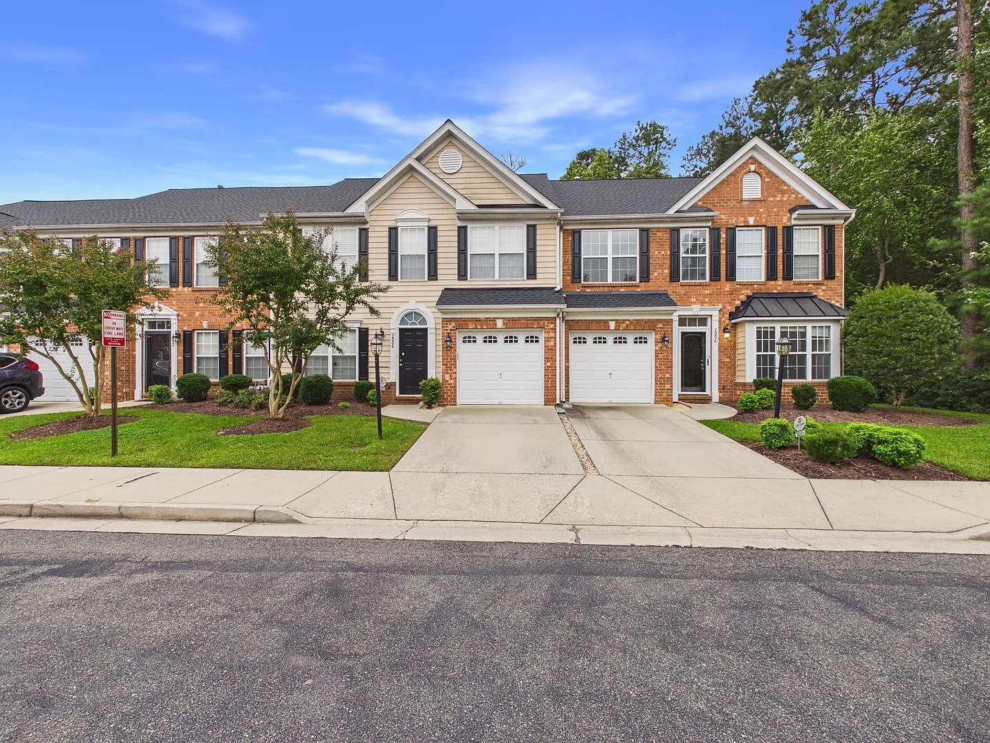3 bed, 2.5 bath, 2100 sqft, $2,395 — Photo 2