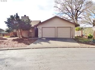 907 NW Oakwood Cir, McMinnville, OR 97128