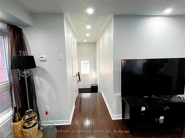 115 Harvest Hills Blvd — Photo 4