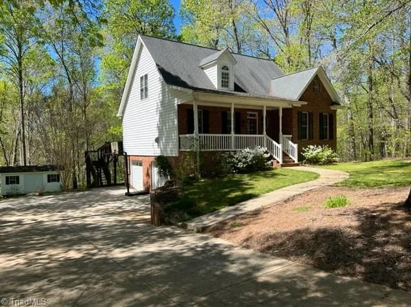 2624 Lori Ln, Yadkinville, NC 27055