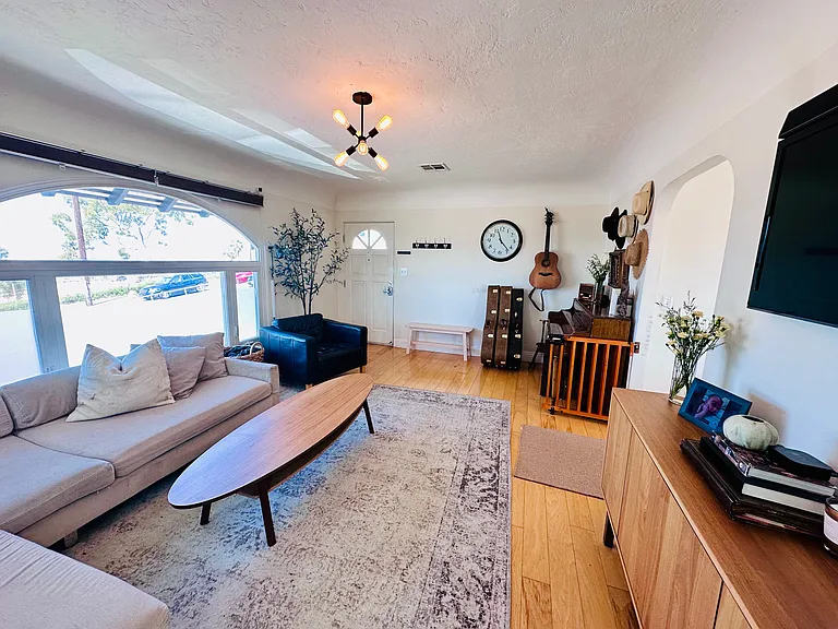 2619 Columbia St — Photo 5