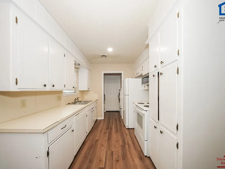 119 SE Surrey Ln — Photo 5