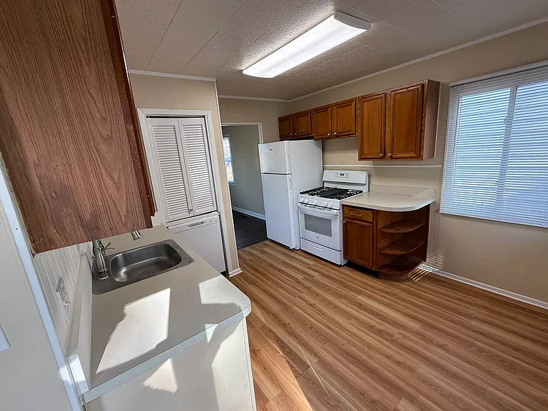 28585 Maplewood St — Photo 16