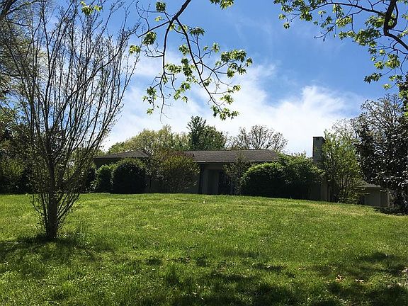 4th image of 676 Woodlawn Dr