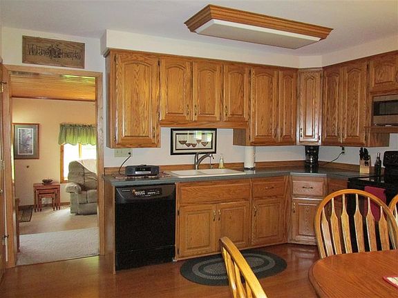 4th image of 104 E Mary St