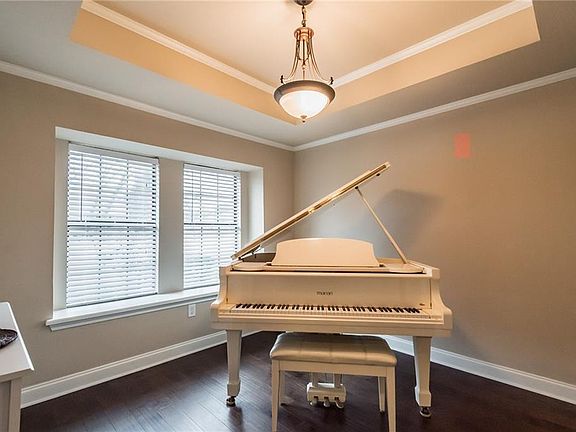 4th image of 4629 Versailles Ln