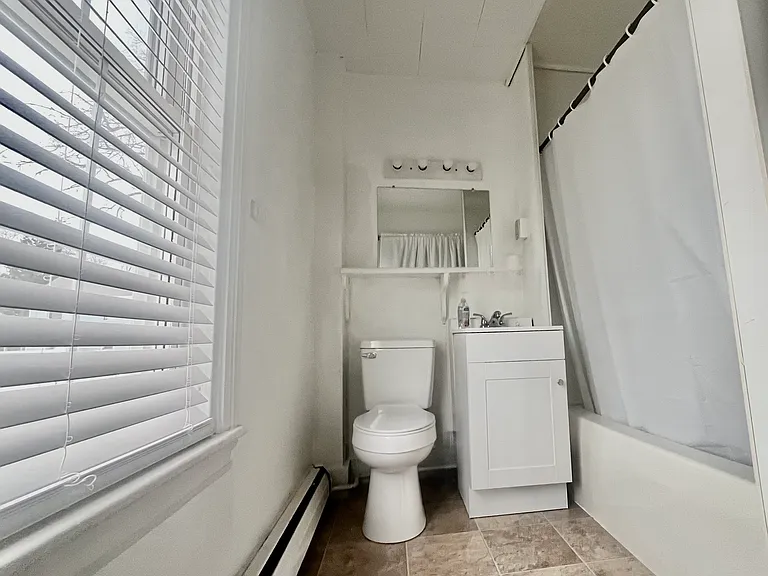 Bathroom (tub/shower)