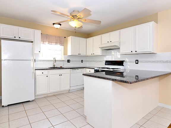 5th image of 215 Mary Lou Ave #2