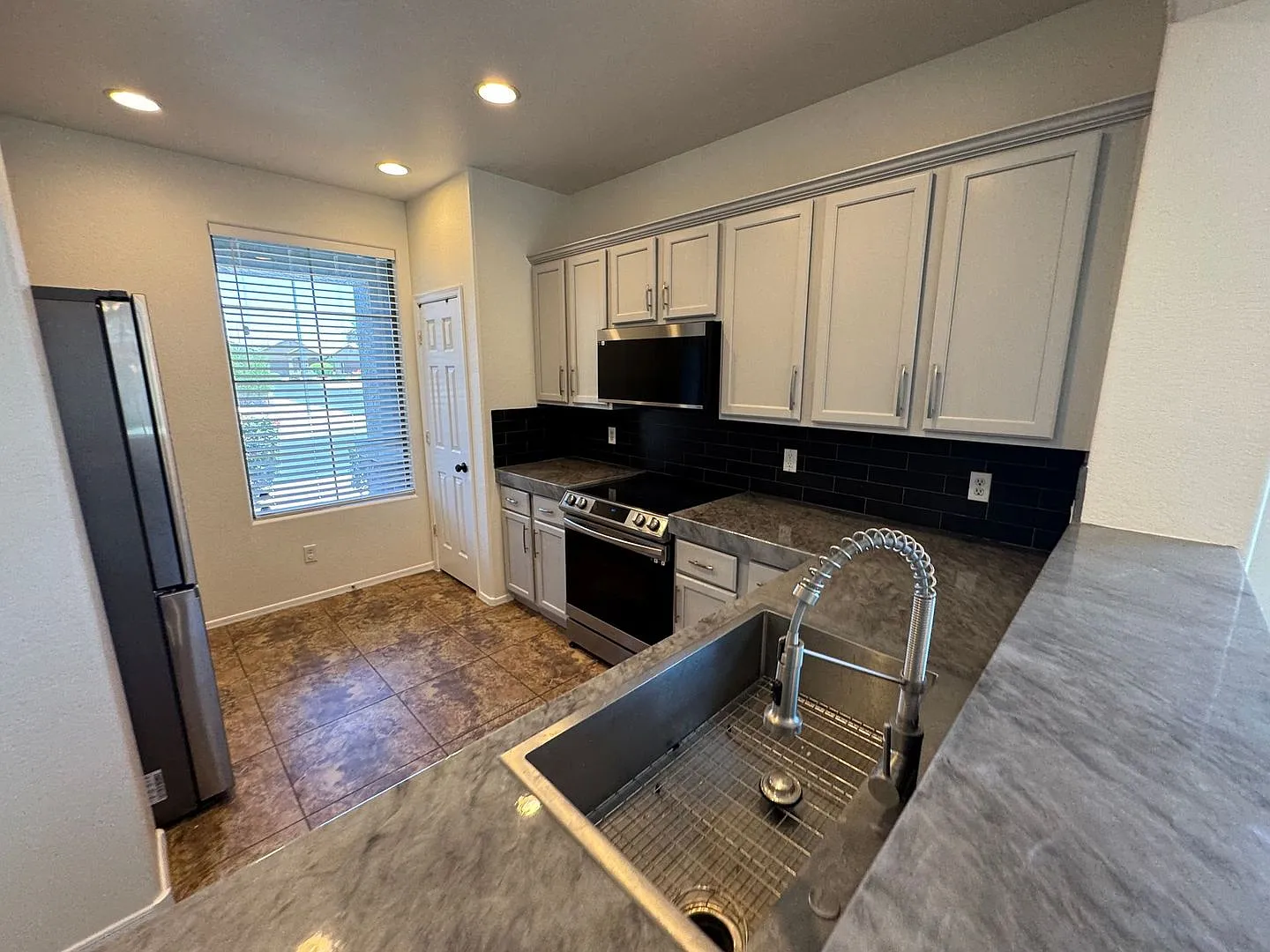 3bd/2ba 1374 sq ft in Chandler with POOL — Photo 2