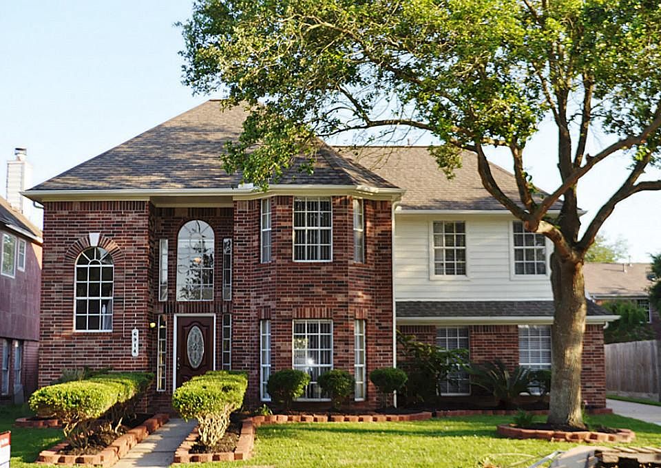 Stunning home in Village Grove!! Shows like a model and looks like one too!