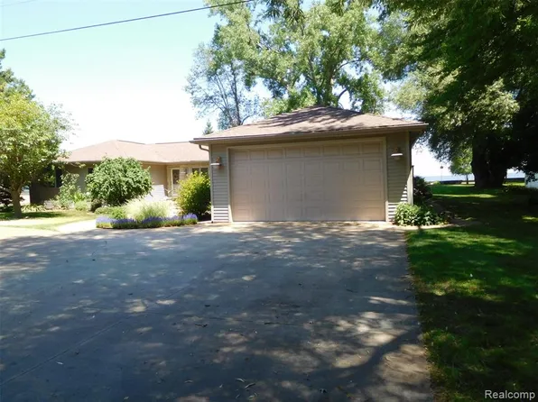 267 Donohue Dr, Bay City, MI 48706
