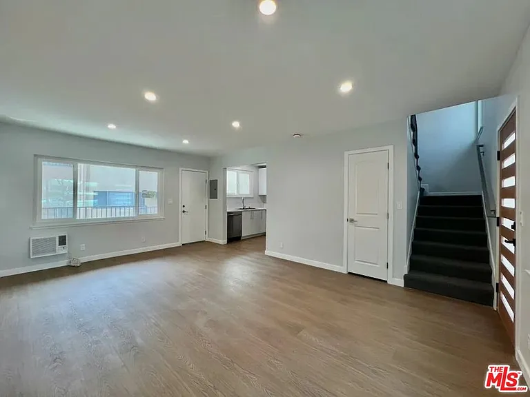 903 S Barrington Ave — Photo 15