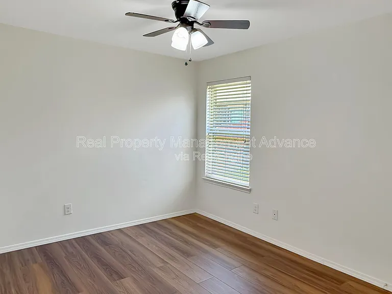 1305 Savannah Ridge Dr — Photo 15