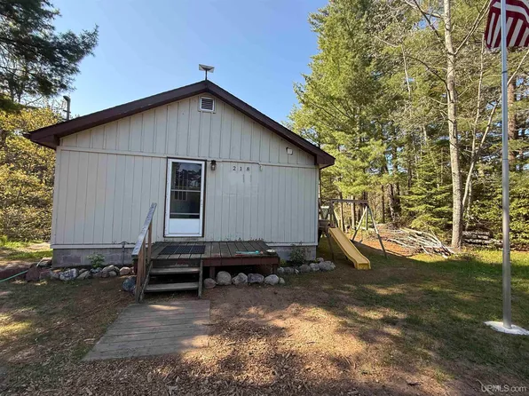 218 Riverside Rd, Marquette, MI 49855